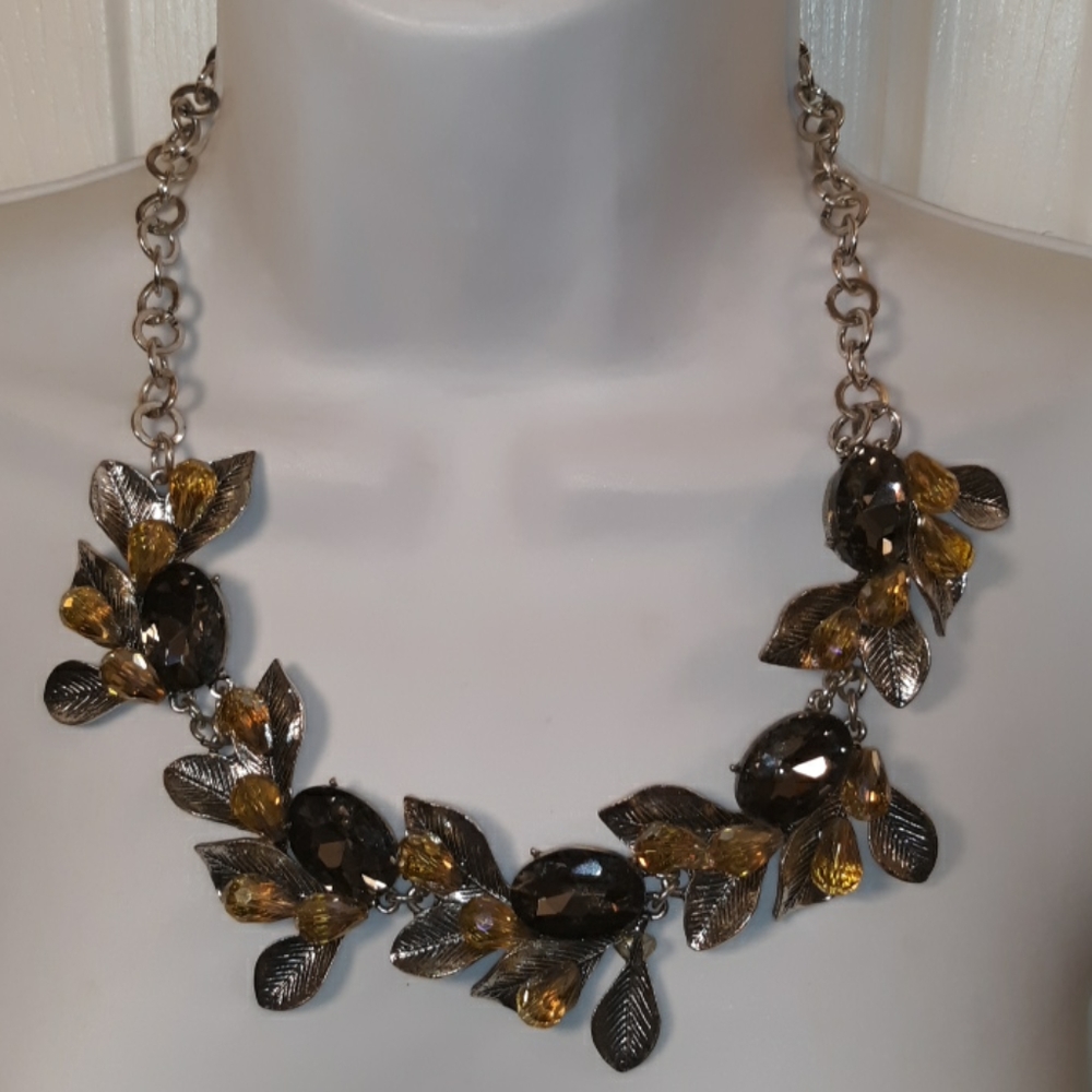 A & A Silvertone & Faceted Bead Leaf Choker